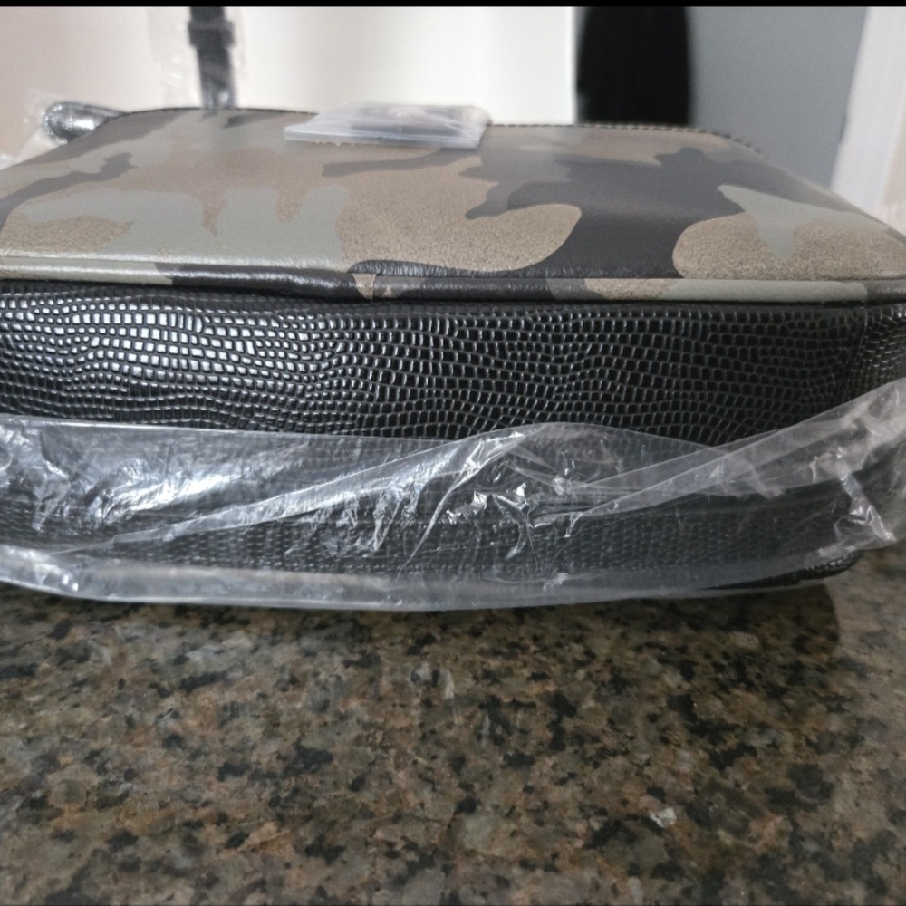 G.I.L.I Leather Camo Crossbody w/ Slim Metallic Wallet - Picture 3 of 12